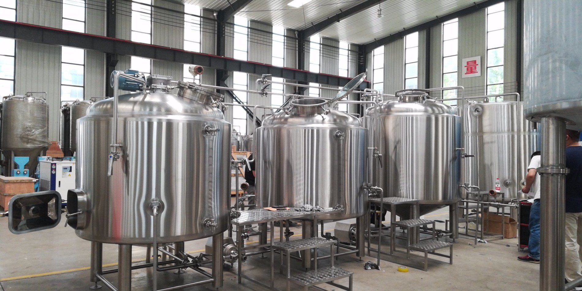 Oprema za pivo od 1000L, 2 posude za pivovaru, fermentori od 1000L, jedan spremnik, jedan