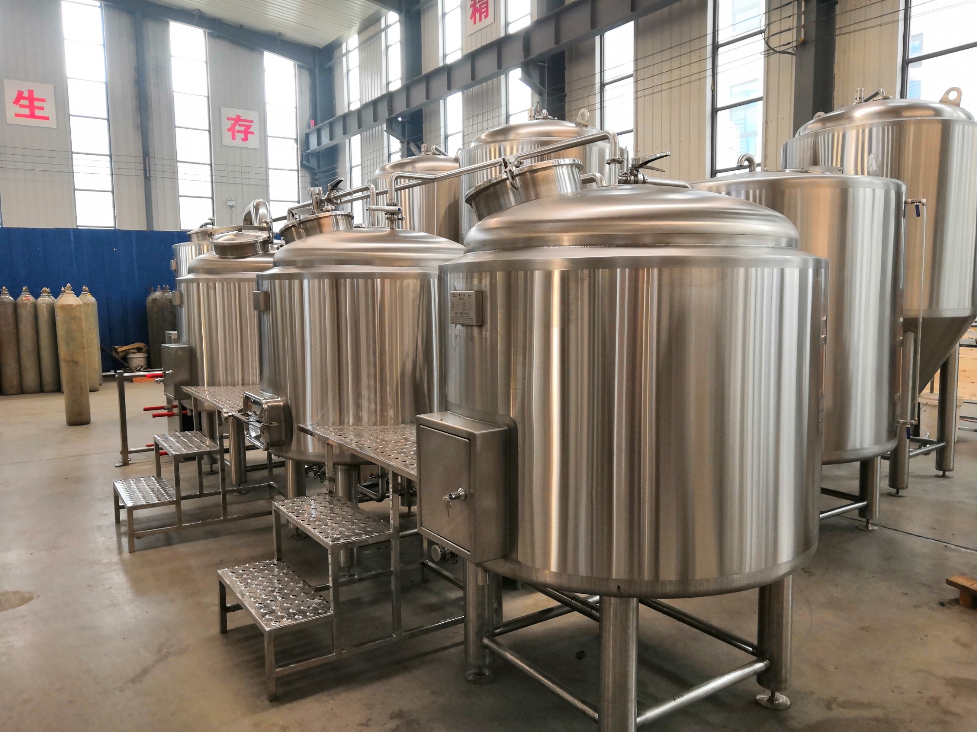 Oprema za pivo od 1000L, 2 posude za pivovaru, fermentori od 1000L, jedan spremnik, jedan