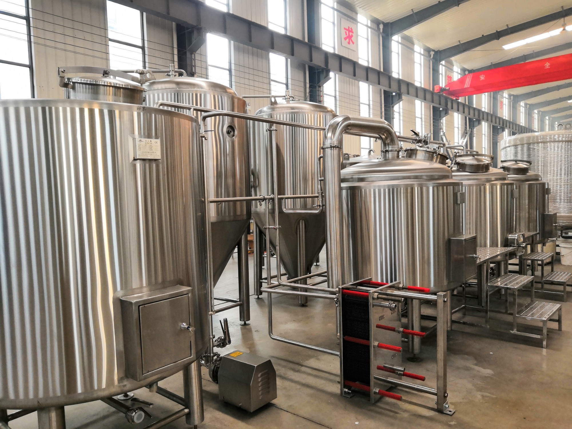 Oprema za pivo od 1000L, 2 posude za pivovaru, fermentori od 1000L, jedan spremnik, jedan