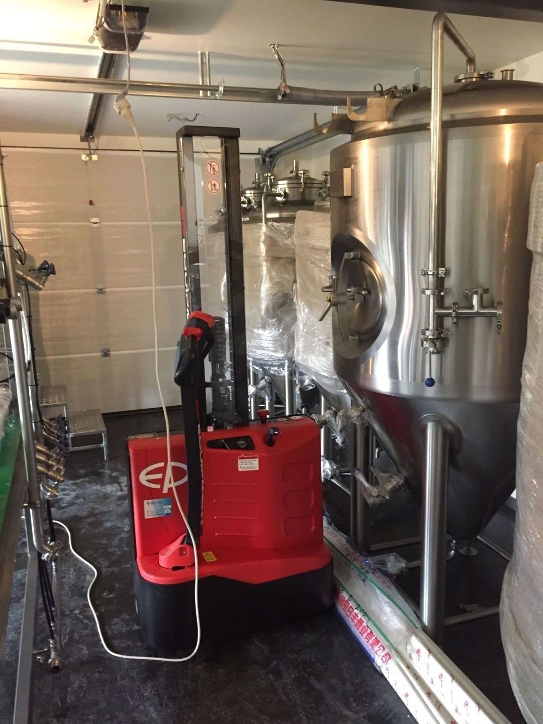 ¡Felicidades! ¡Nuestro cliente de Bélgica consiguió su equipo de microcervecería de 250L! Se instalará pronto.