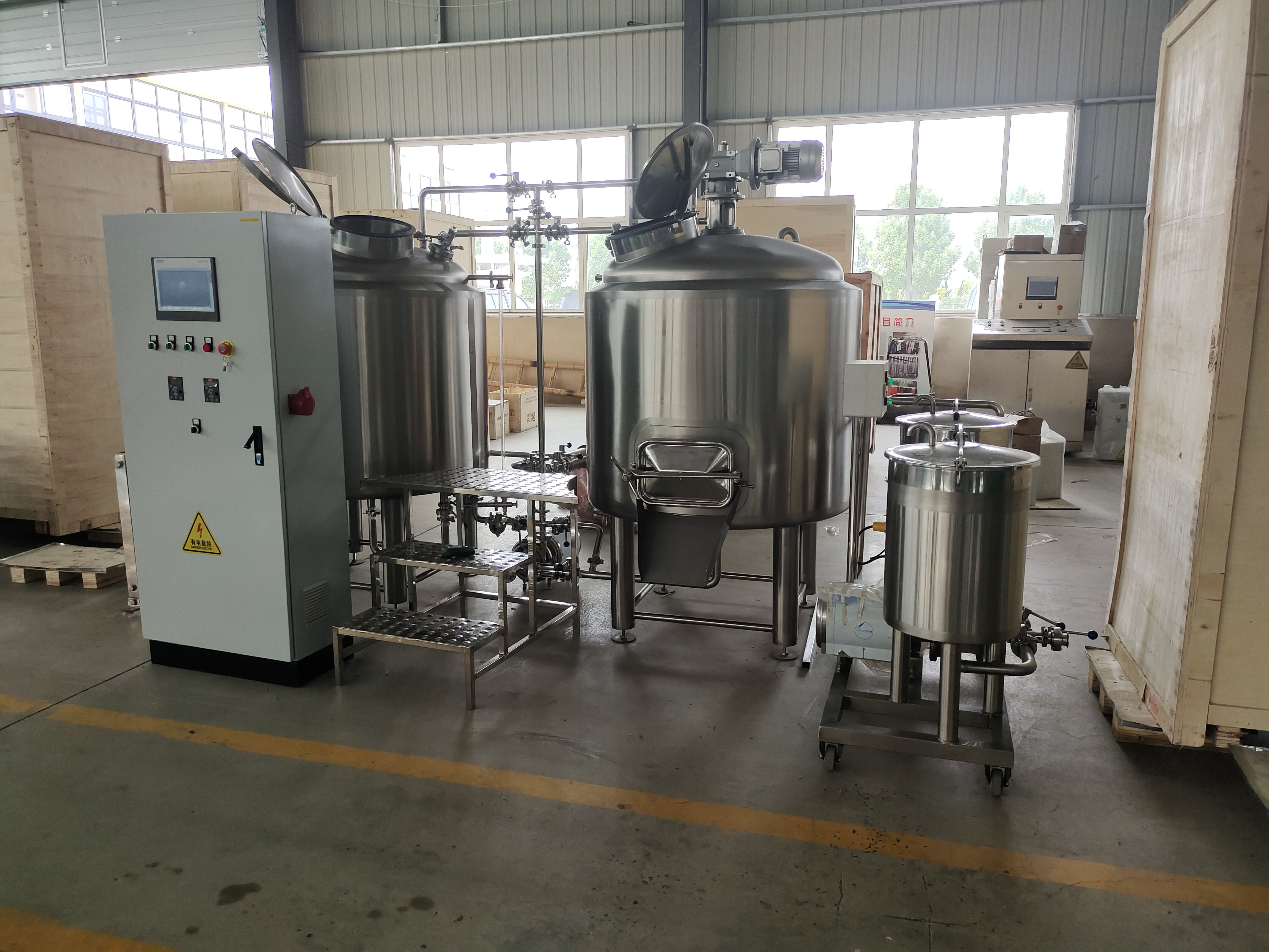 Tonsen Microbrewing 100L 200L 300L 500L 1000L 2000L 3000L 4000L 5000L 6000L Sistema di produzione di birra Piccola attrezzatura per la produzione di birra