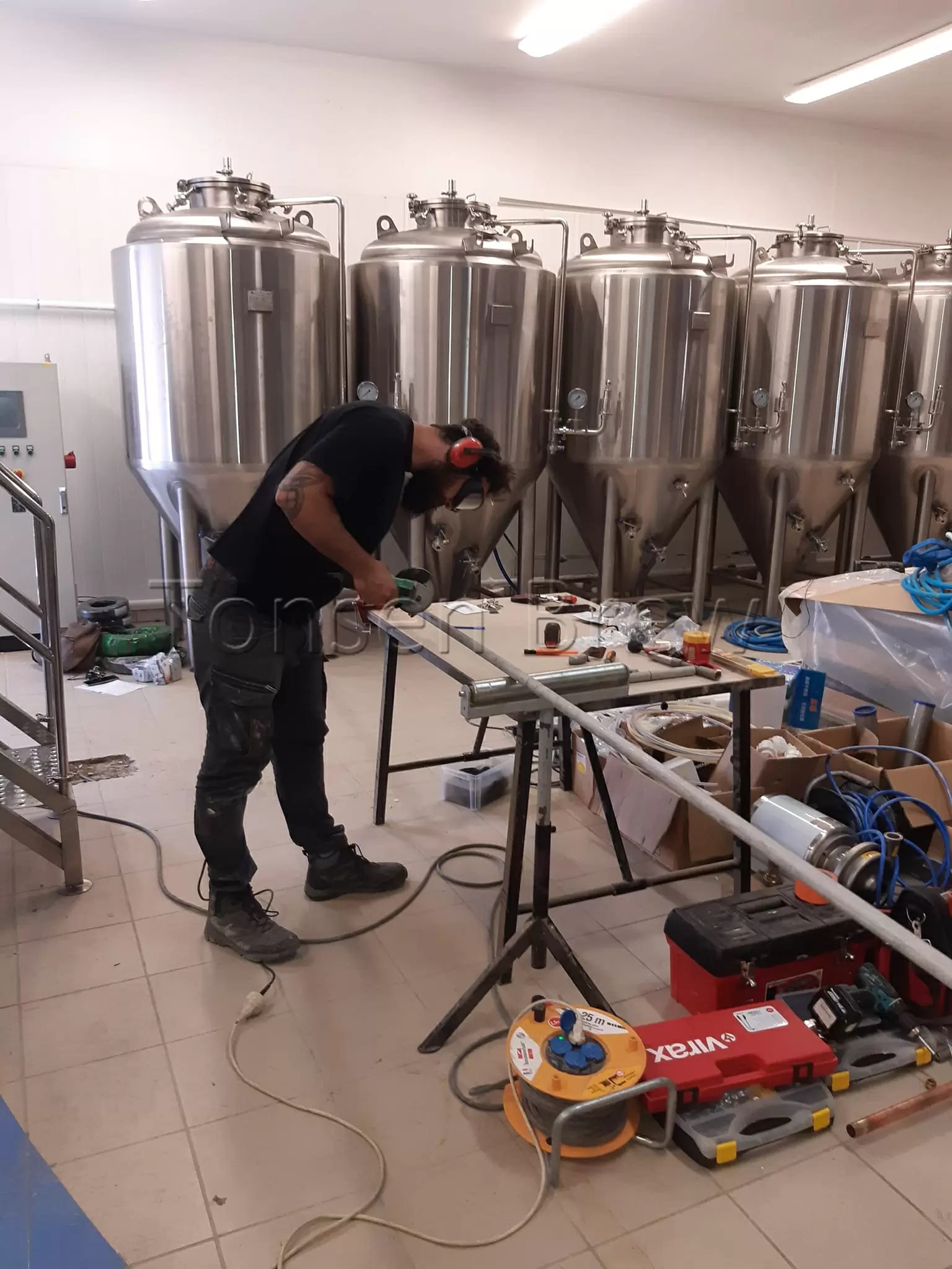 Equipamentos de cervejaria prontos para uso de 1000L estão sendo instalados na França