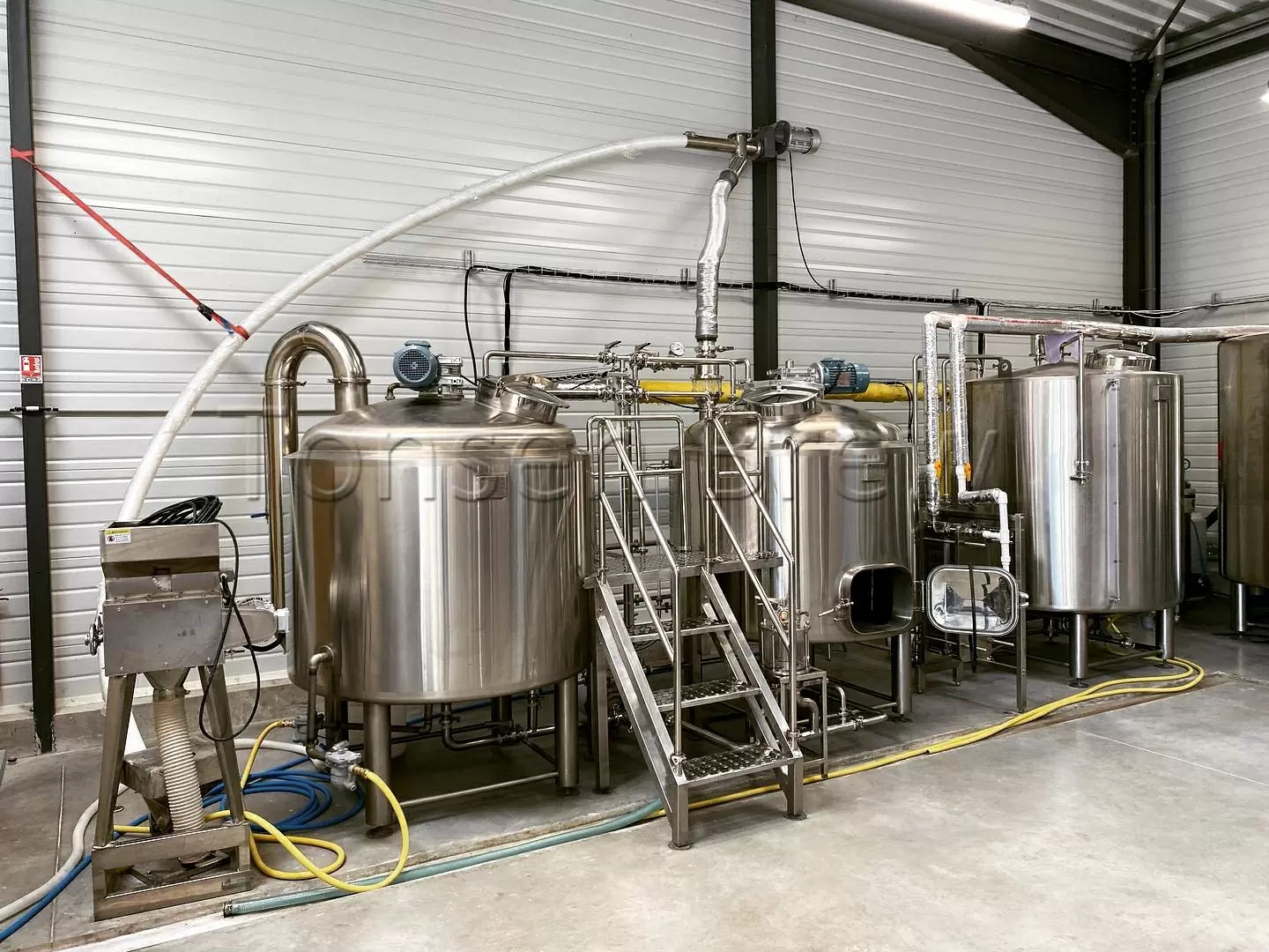 New 1000L brewhouse and fermentation tanks in Europe brewery.