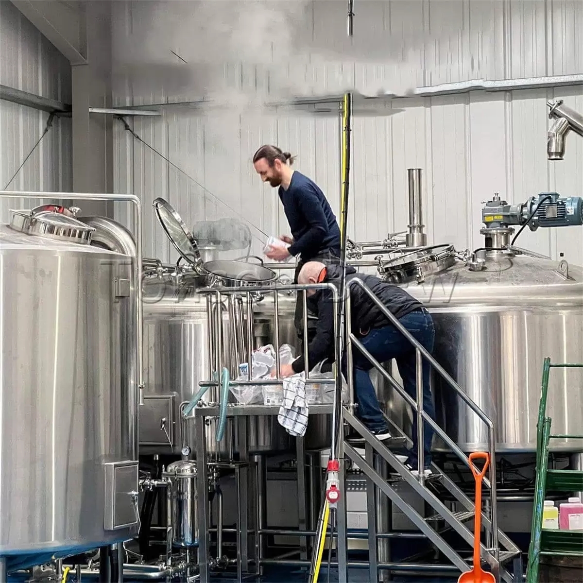 Пивоварня на 2500 литров в Великобритании начинает свое новое пиво, хочу выпить~