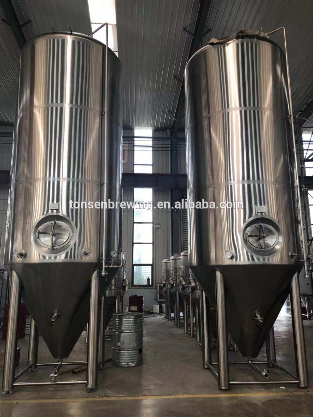 Le doppie file dei serbatoi di fermentazione da 10 t stanno al bar!