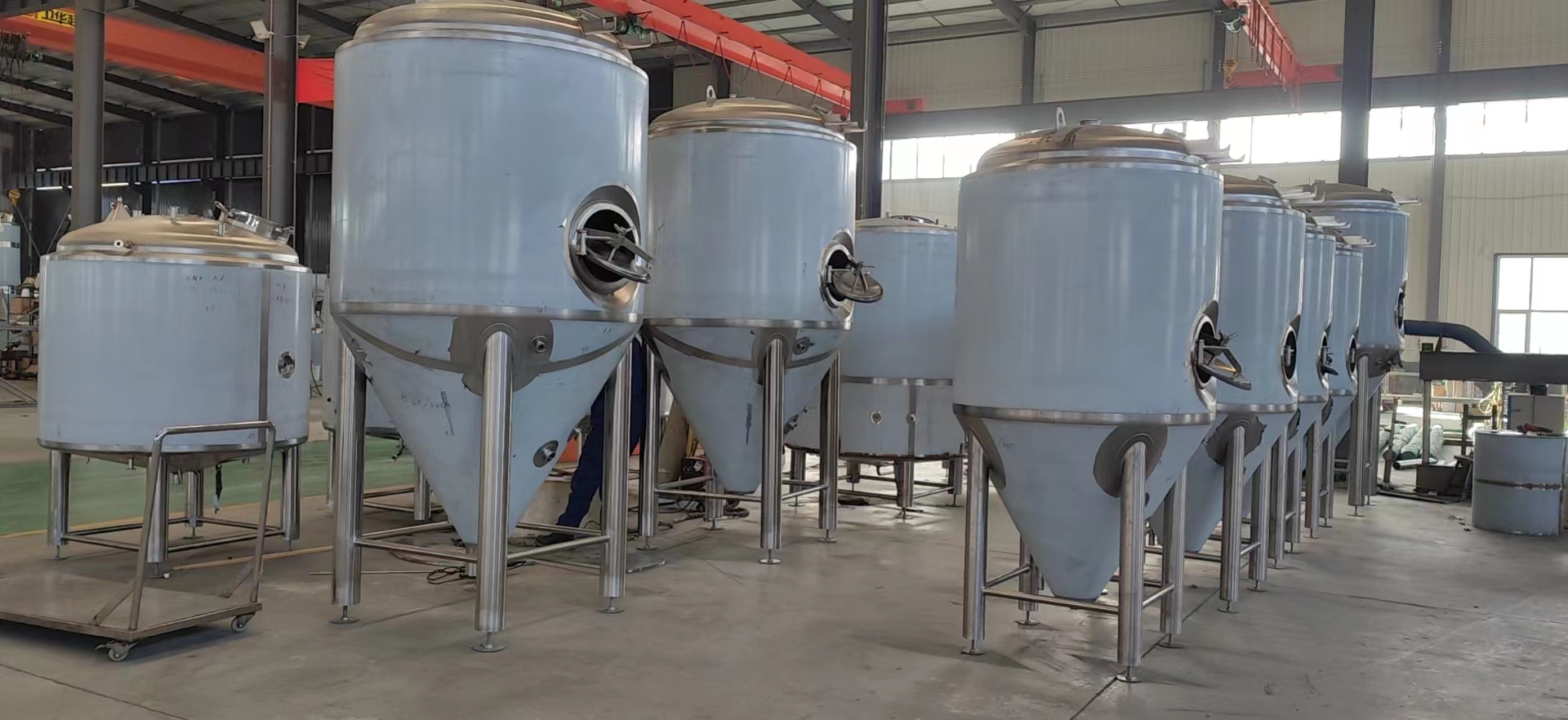 Alcuni mezzi prodotti stanno producendo. La nostra fabbrica sarà nuovamente riempita con attrezzature troppo poltiglia e serbatoi di fermentazione.