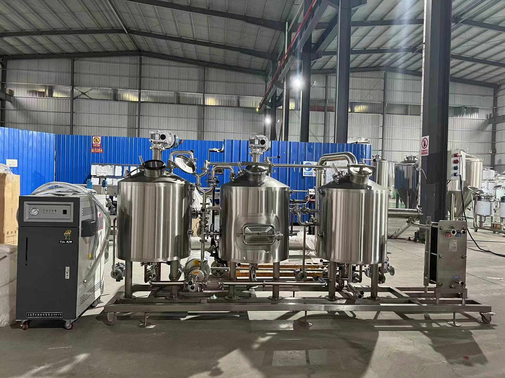 Варочный цех на салазках — это полнофункциональная варочная система, установленная на салазках из нержавеющей стали.