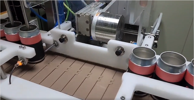 Teste automático da máquina de enlatar pelo próprio cliente no local