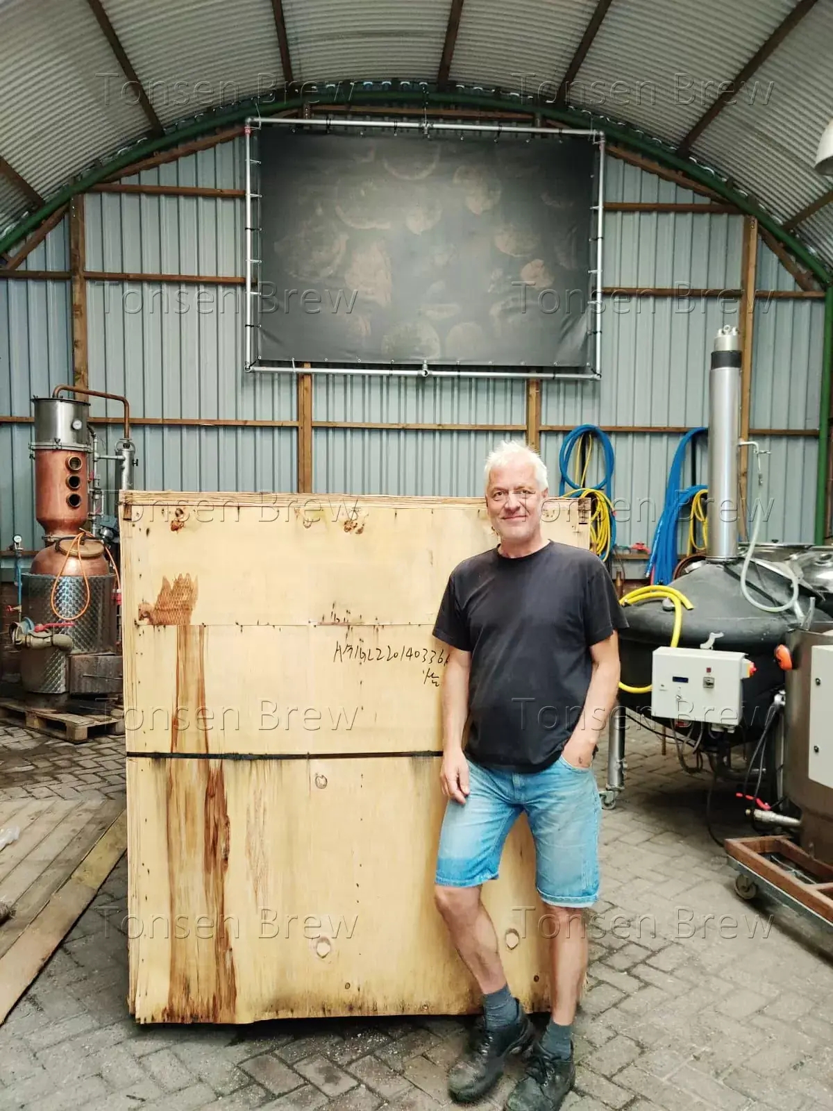 Os tanques de fermentação de 1000L chegaram à Europa, é uma empresa de Destilaria tradicional com bom gosto!