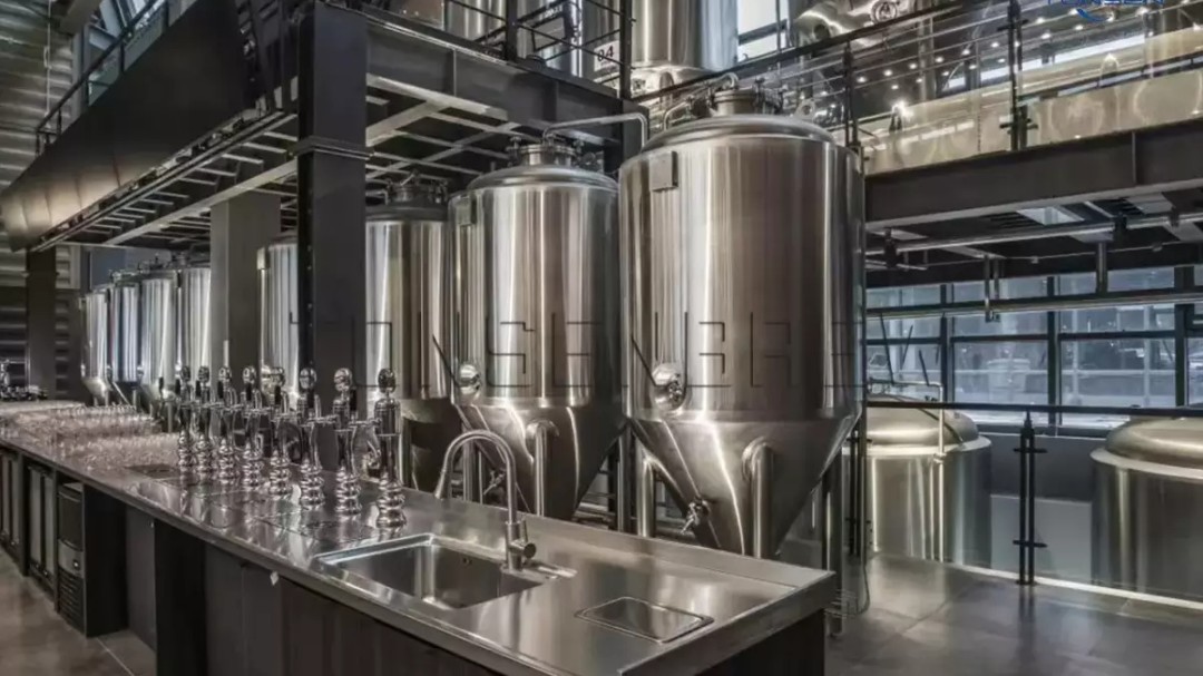 Double lines of the 10t fermentation tanks stand at the bar! The craft brewery is right at your bar table!