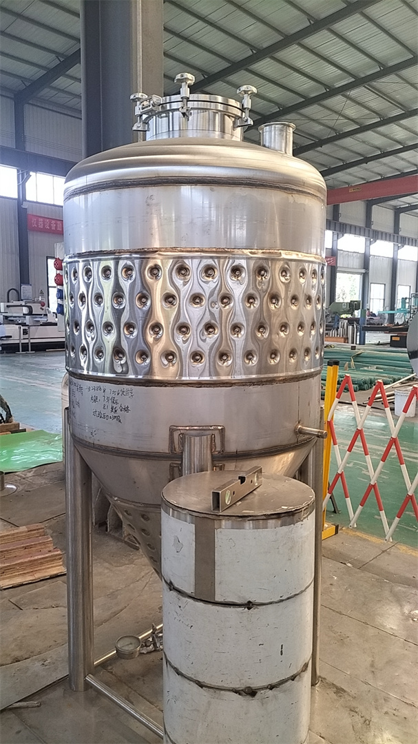 Spremnik za fermentaciju od 700L trenutno je u proizvodnji~