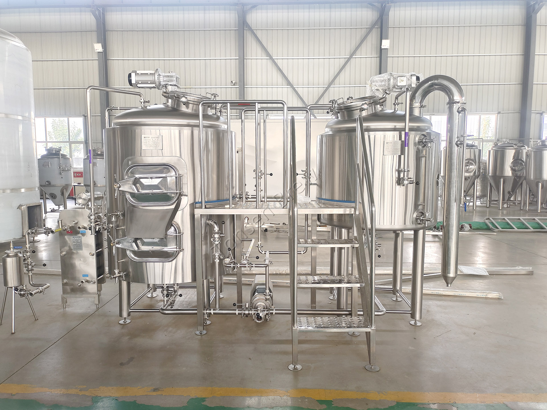 Варочное оборудование с двумя корпусами и тремя сосудами объемом 500 л