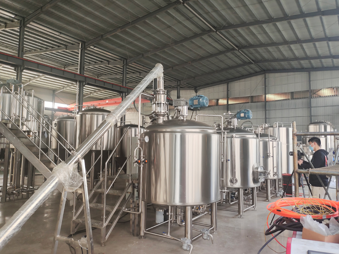ドミニカ共和国のお客様向けのスクリューコンベアを備えた 1000l 3 容器醸造所