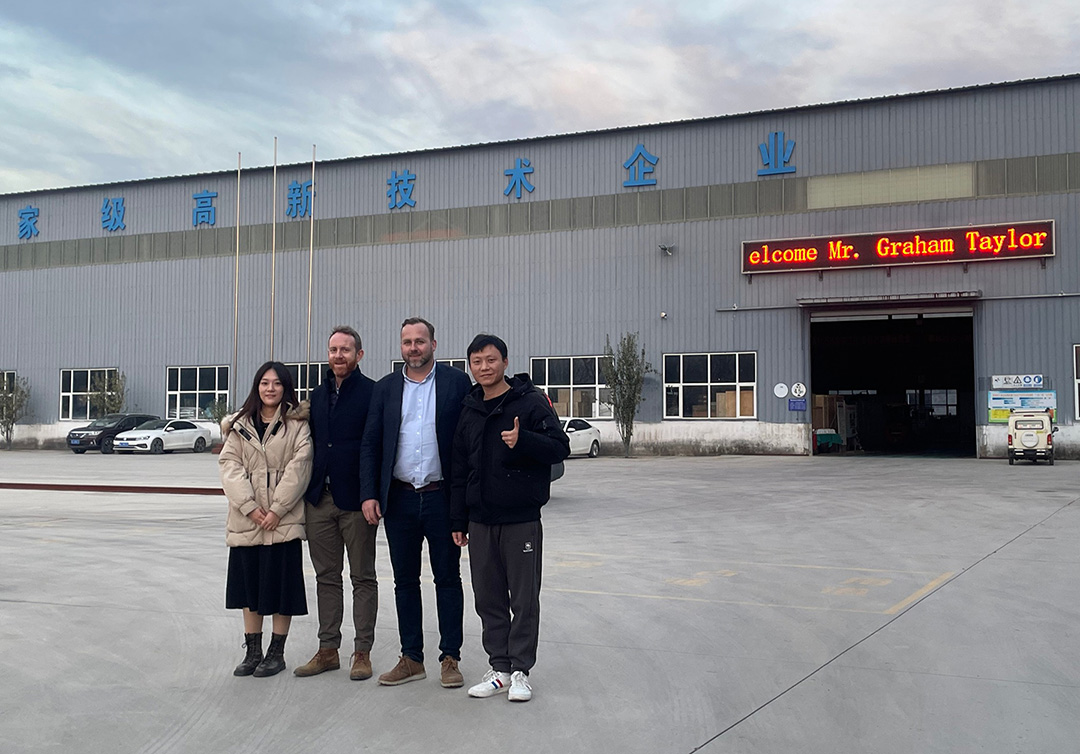 トンセン工場へのスコットランドからのゲスト2名を温かく歓迎します