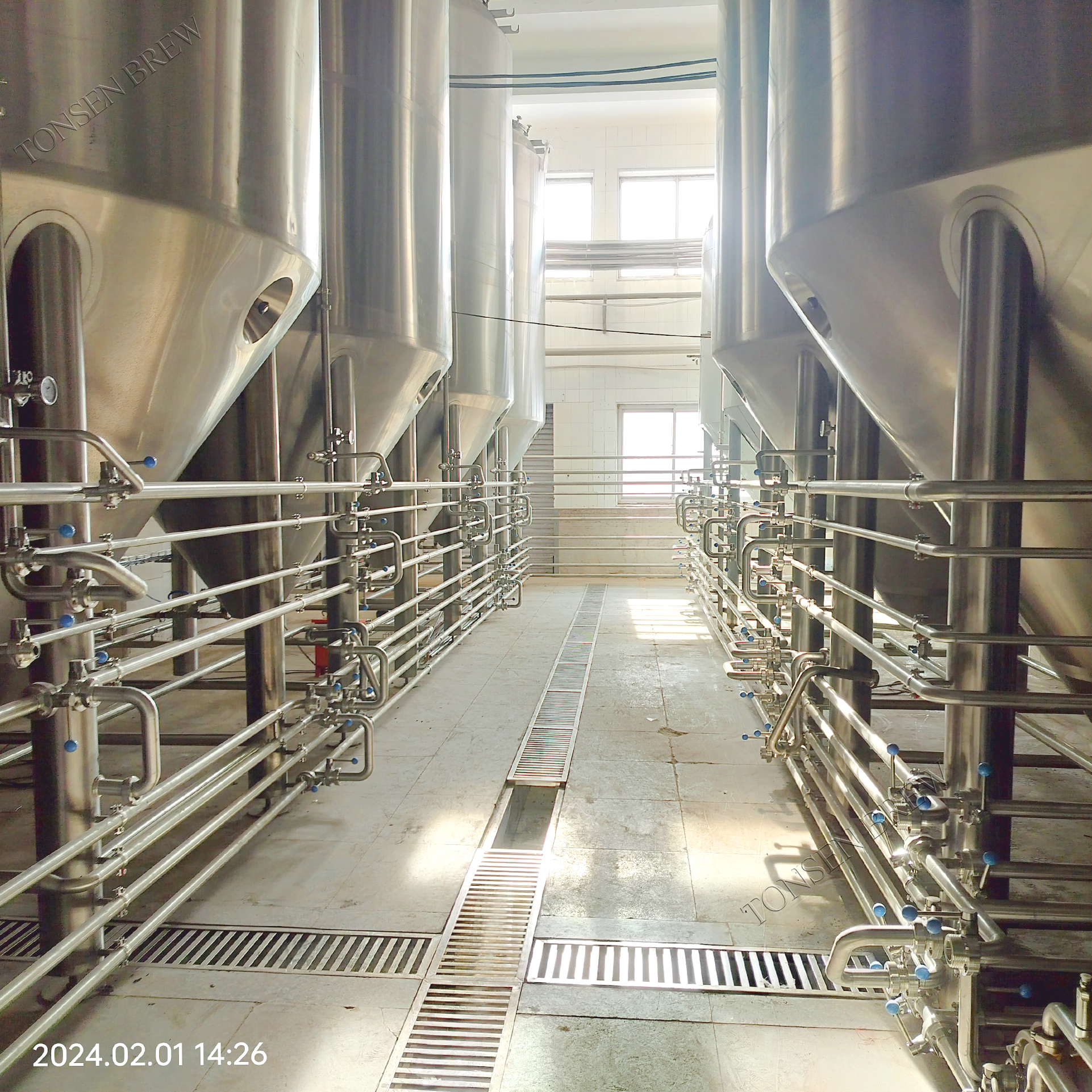 Congratulazioni!!! Il progetto chiavi in ​​mano dell'attrezzatura completa per un birrificio da 2500 litri è in fase di consegna