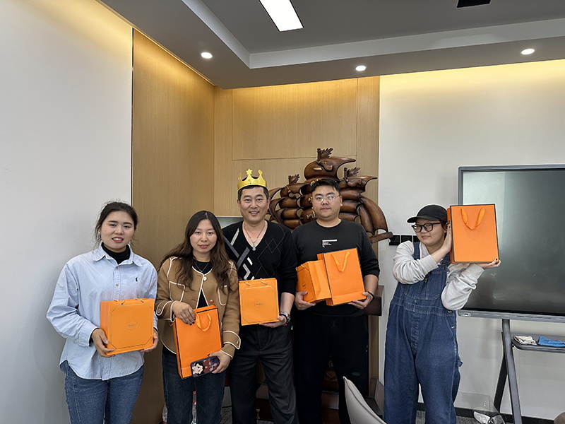 Tonsen은 직원들의 생일을 축하합니다