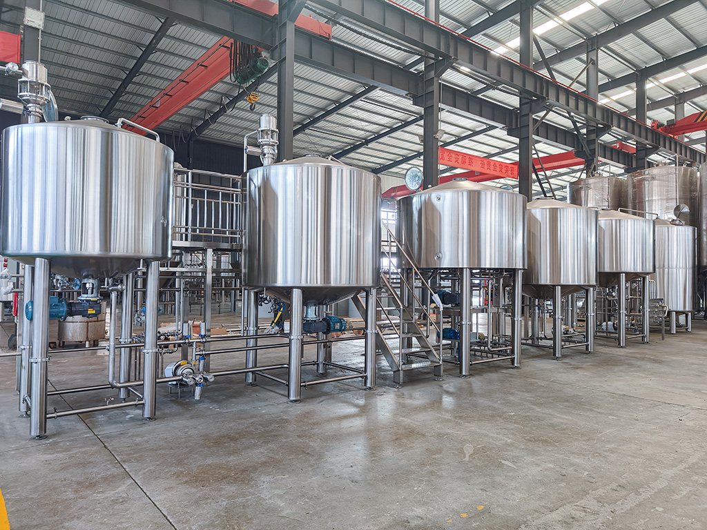 O sistema de cervejaria pronto para uso de cinco vasos 30HL está conectando o gasoduto