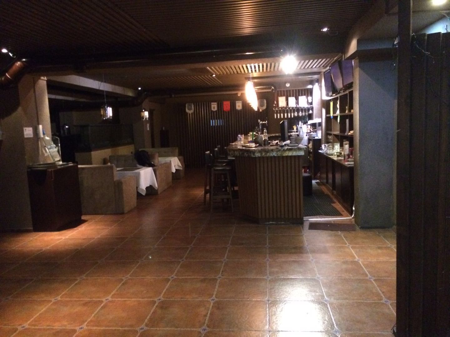 ¿Cuáles son los tres tipos de equipos de elaboración de cerveza?