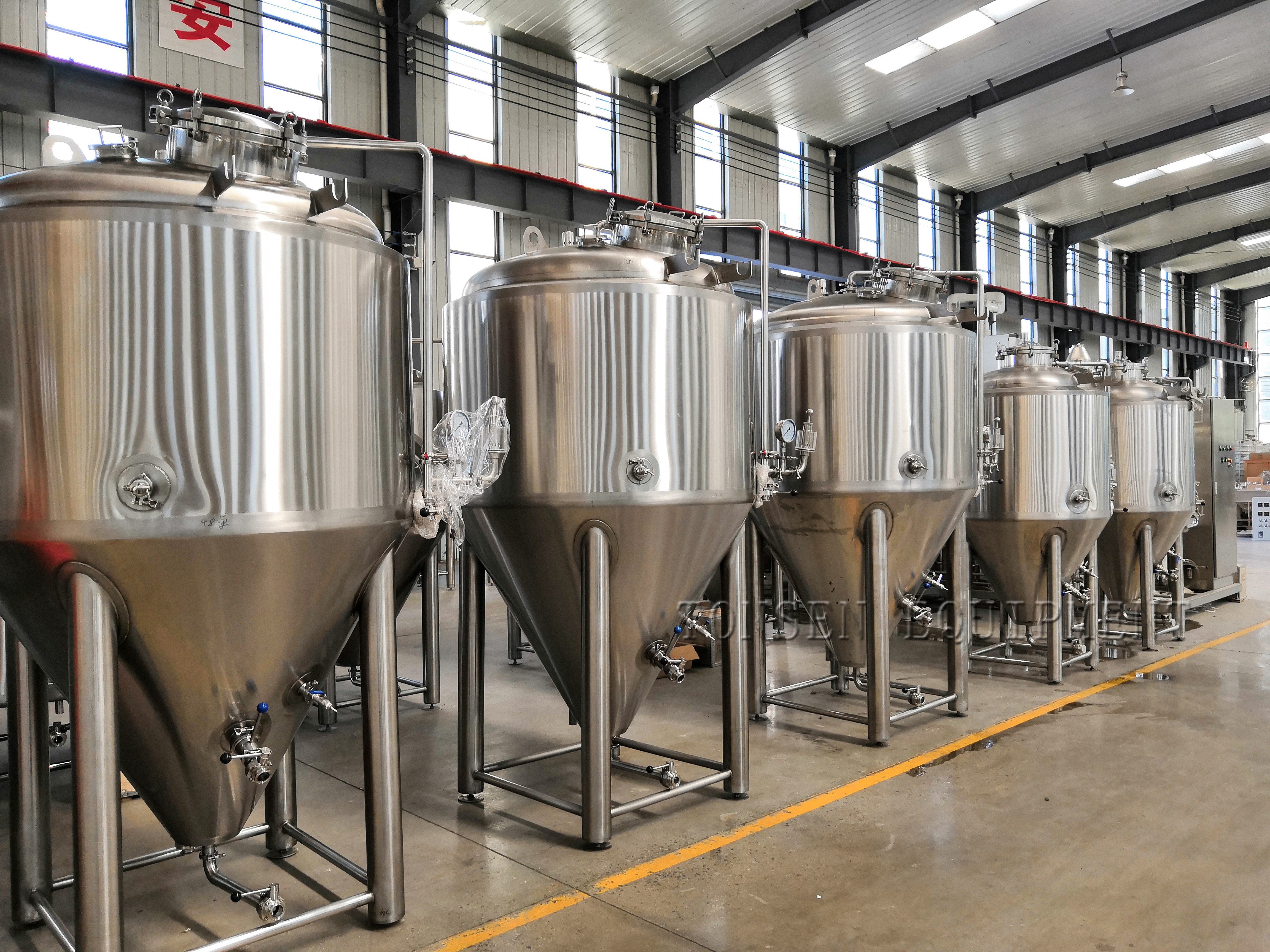 tanques de fermentação de vinho em plástico