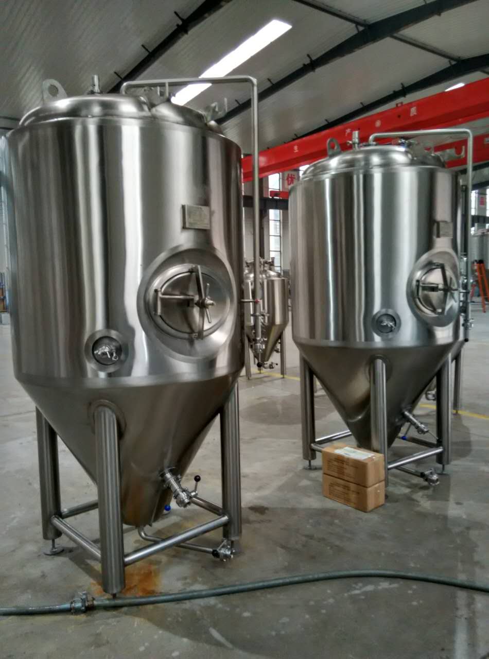 Quelle est la différence entre un fermenteur conique et un fermenteur à fond plat ?