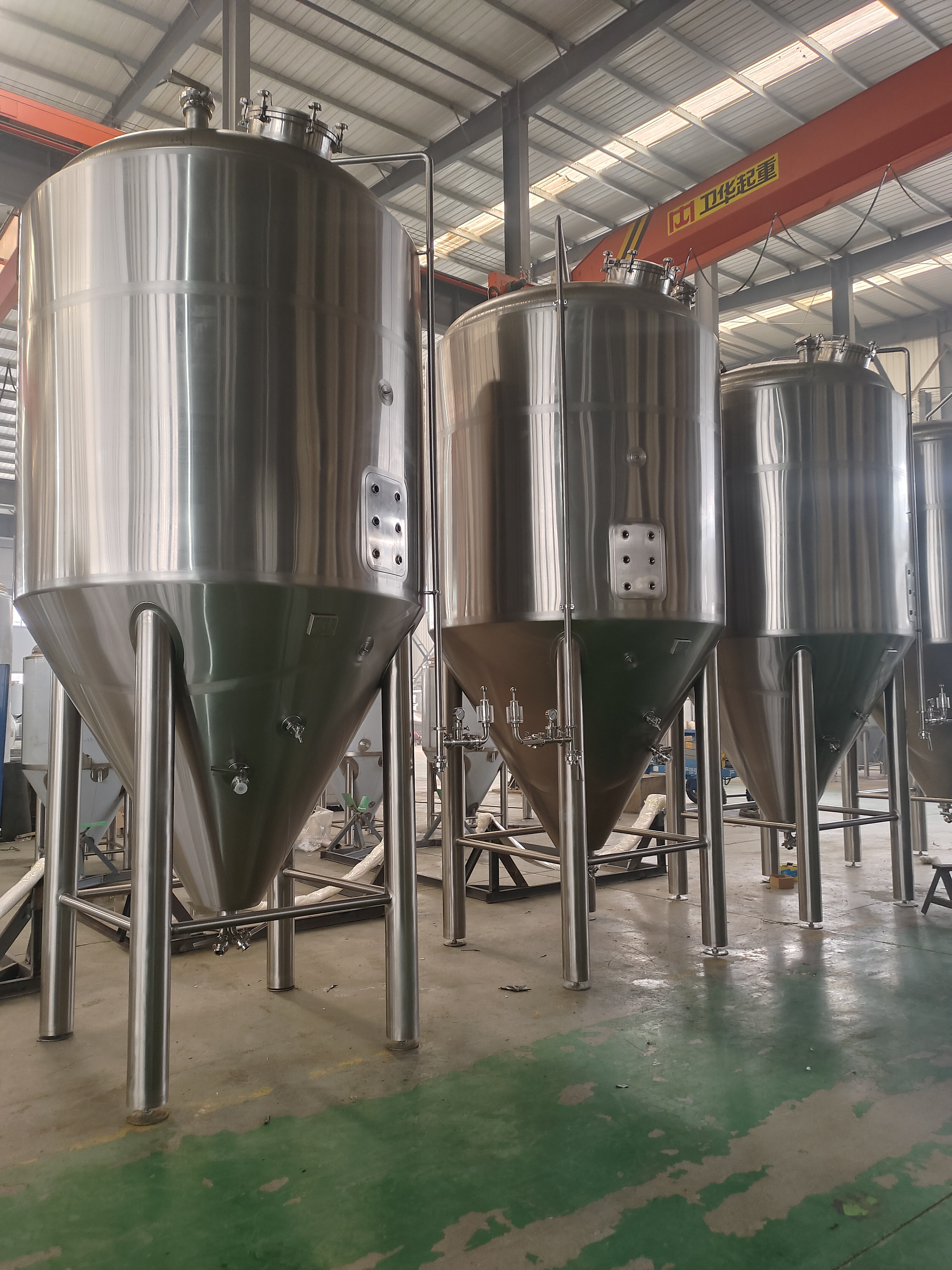 Instalação e manutenção de equipamentos de cervejaria | Guia completo sobre tanques e fermentadores