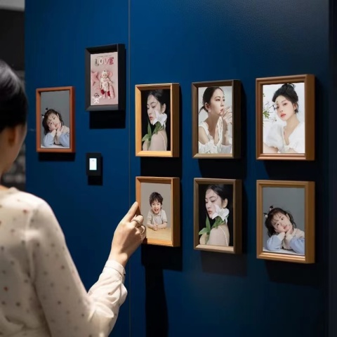 قاب عکس مغناطیسی 8x8 با حاشیه رنگی چوبی برای تزئین دیوار