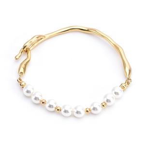 Златни перлени гривни за жени