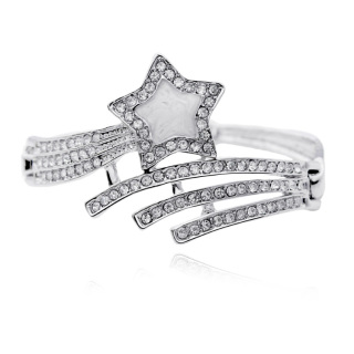 Модное кольцо с бриллиантом