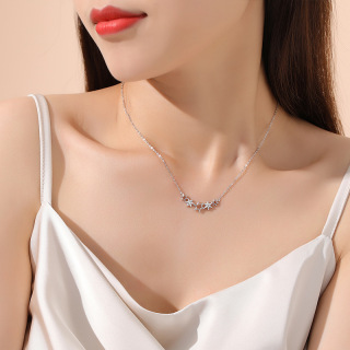 Колие с платинена верижка със звезден дизайн