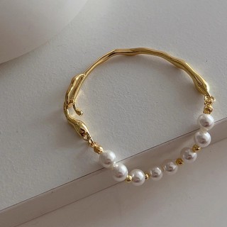 Златни перлени гривни за жени