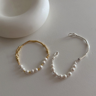 Златни перлени гривни за жени