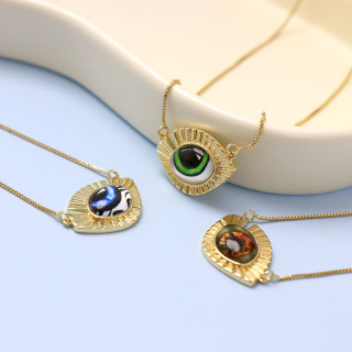 Collana in oro dal design maligno