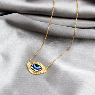 Collana in oro dal design maligno