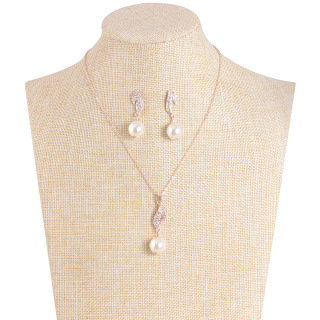 Набор серег и ожерелья с кристаллами розового золота