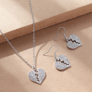 مجموعة مجوهرات باندورا على شكل سلسلة قلب