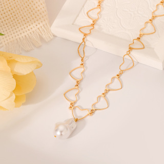 Перлена огърлица с висулка