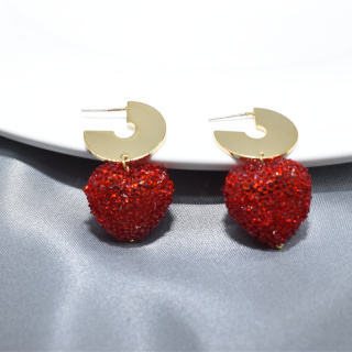 حجر الراين والزجاج والكريستال على شكل قلب تتدلى أقراط النساء