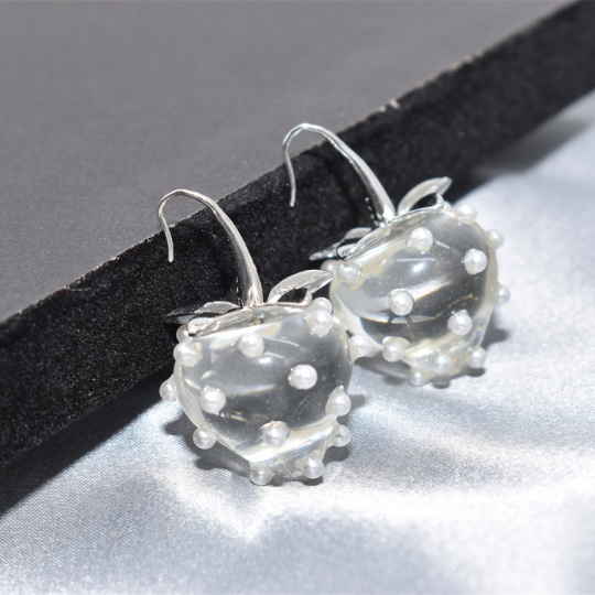 Transparante oorbellen in de vorm van een aardbei