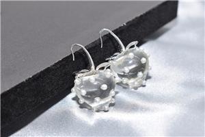 Прозрачные серьги в форме клубники