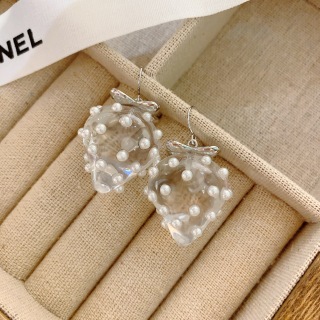 Прозрачные серьги в форме клубники