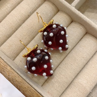 Прозрачные серьги в форме клубники
