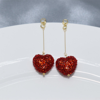 حجر الراين والزجاج والكريستال على شكل قلب تتدلى أقراط النساء