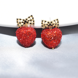 حجر الراين والزجاج والكريستال على شكل قلب تتدلى أقراط النساء