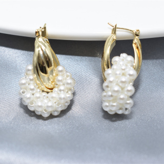 أقراط لؤلؤ المياه العذبة الطبيعية أقراط نسائية عصرية أقراط مصنوعة يدويًا من اللؤلؤ