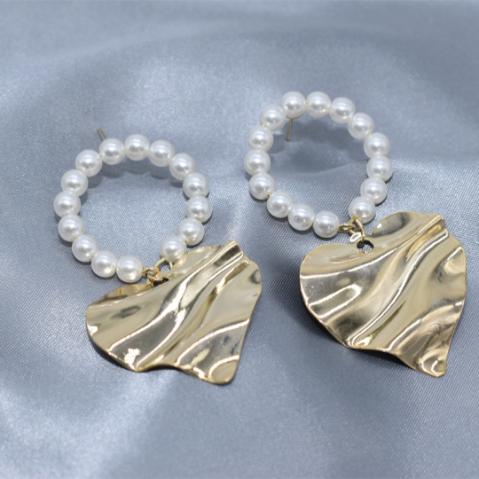 Punk Elegante Liefde Hartvorm Stud Oorbellen voor Vrouwen Goud Kleur Glanzend Glad Metaal Hangende oorbellen Sieraden