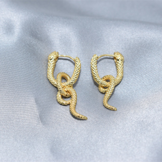 أقراط جديدة مطلية بالذهب عيار 18 قيراط مقاومة للماء مصنوعة من الفولاذ المقاوم للصدأ ومضادة للحساسية بتصميم هندسي على شكل دائرة وخالية من التشويه