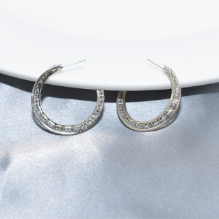 أقراط مجوهرات الأزياء المخصصة الفولاذ المقاوم للصدأ تويست هوجي هوب أقراط الملتوية C شكل دائرة أقراط للنساء