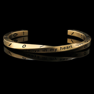 سوار الكفة موبيوس الملتوي من الفولاذ المقاوم للصدأ المنقوش حسب الطلب