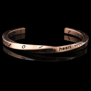 سوار الكفة موبيوس الملتوي من الفولاذ المقاوم للصدأ المنقوش حسب الطلب