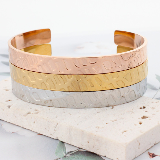 Utsökta modesmycken i rostfritt stål belagda med småsten C-formade manschettarmband Guldpläterade festpresenter för män kvinnor